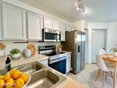 VIRTUALLY STAGED KITCHEN