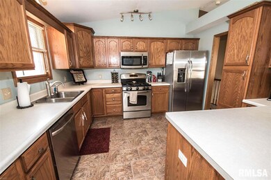 6615 Brookview Ln, Davenport, IA 52806 - photo 7