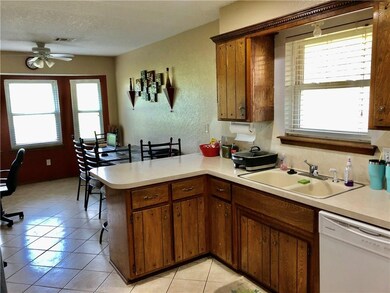 2324 Eastridge Cir, Moore, OK 73160 - photo 5