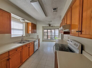 16334 Oxnard Ln, Friendswood, TX 77546 - photo 6