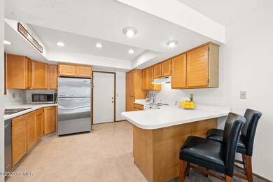 6_Kitchen-Dining_1800x1200_4007345