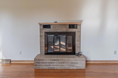 Electric fireplace in living room, w/hardwood floo
