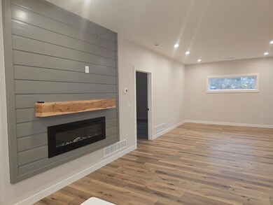 709 Washington St unit 4, Decorah, IA 52101 - photo 4