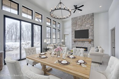 6-Living Room Far_ud