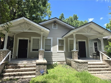 Cute, bungalow duplex