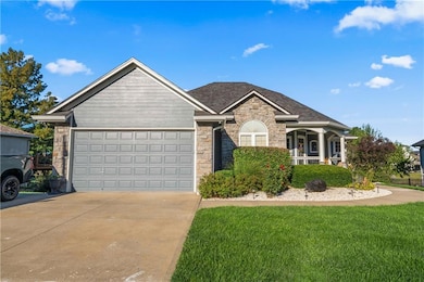 636 SW Lakeview Dr, Grain Valley, MO 64029 - photo 2