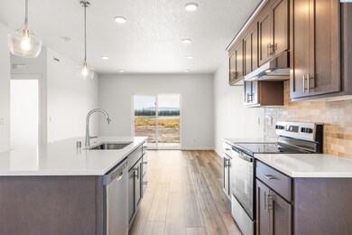 402 Amberly Ave, Grandview, WA 98930 - photo 5