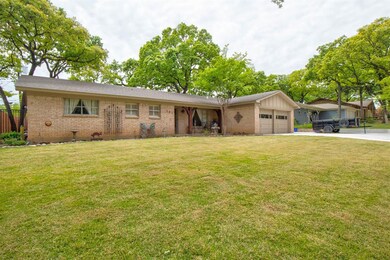 721 Thousand Oaks Dr, Hurst, TX 76054 - photo 2