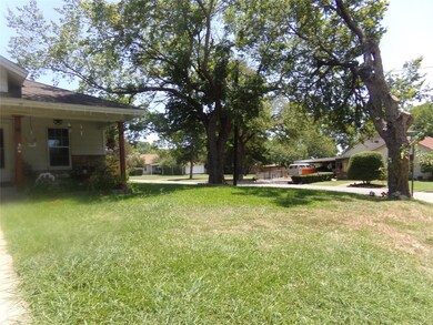 509 W Linden St, Ennis, TX 75119 - photo 2