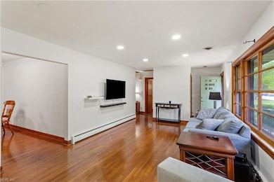 LIVING ROOM VIEW TOWARD THE FRONT DOOR