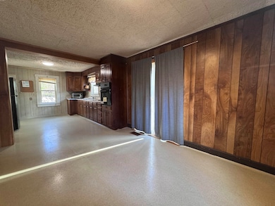 272 Maple Ave, Claremont, NH 03743 - photo 4