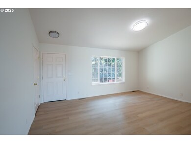 750 Queens Ave, Creswell, OR 97426 - photo 2