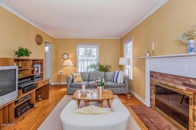 005-Living_Room-921626-mls