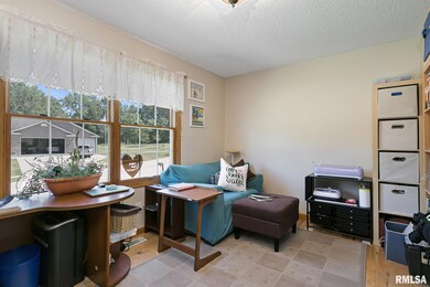 4616 N Sturdevant St, Davenport, IA 52806 - photo 4