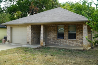 709 N Pendell Ave, Cleburne, TX 76033 - photo 2