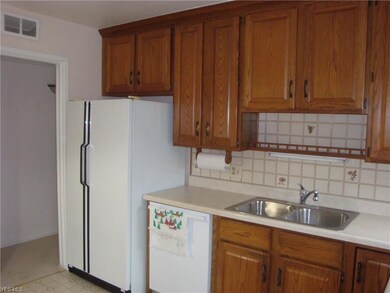 LARGE EAT IN KITCHEN. LARGE SIDE BY SIDE REFRIGERA