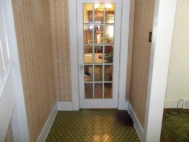 Entry/Foyer.