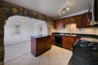 Kitchen with movable island