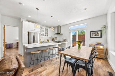 3_Kitchen-Dining-_1800x1200_3864080