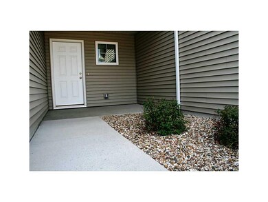 405 Cimarron Dr, Hiawatha, IA 52233 - photo 2