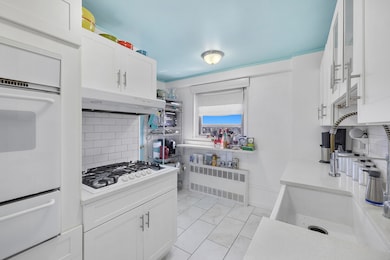 Executive Towers unit 12V, Bronx, NY 10451 - photo 2