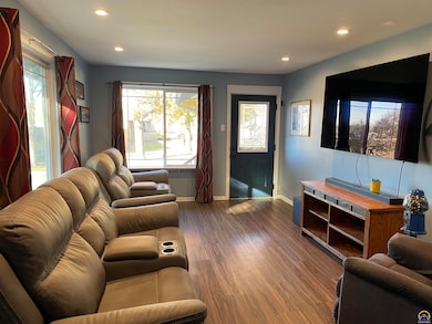 2235 SW Kenilworth Ct, Topeka, KS 66606 - photo 2