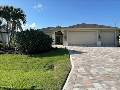 Ranch-style home with stucco siding, a front lawn,