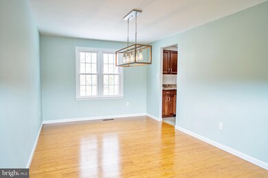 15302 Harmony Hill Ct, Centreville, VA 20120 - photo 4