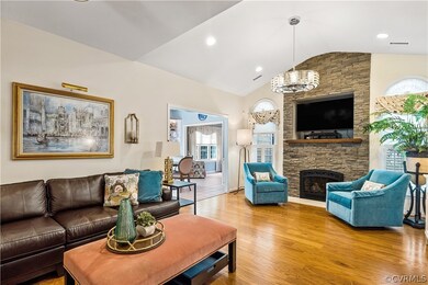 Living rm opens to Breakfast rm