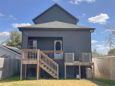 3407 Sakowitz St unit B, Houston, TX 77026 - photo 2