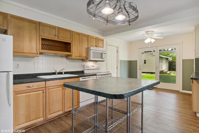 05_206NElm_5_Kitchen_HiRes