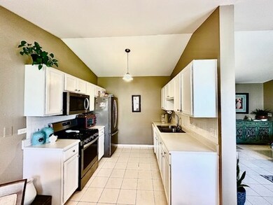 1025 Berkshire Ct unit D, Elgin, IL 60120 - photo 3