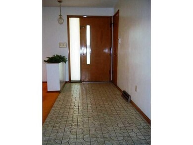 Entry/Foyer.