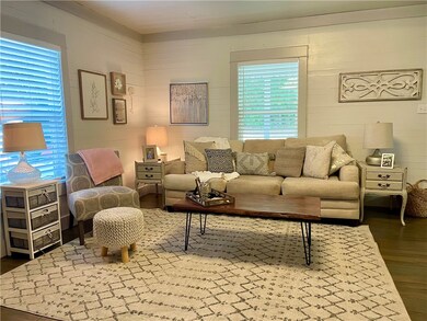 LARGE LIVING ROOM