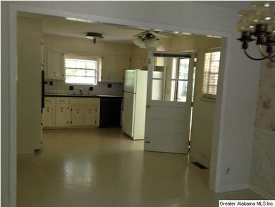 SPACIOUS EAT IN KITCHEN