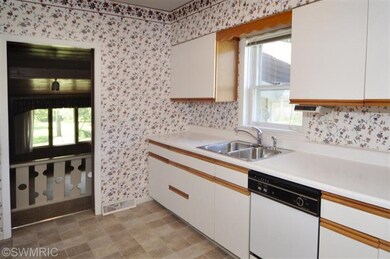 828 E Michigan Ave, Marshall, MI 49068 - photo 4