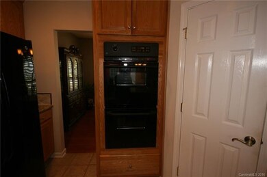 New double oven and extra cabinet space for sheet 
