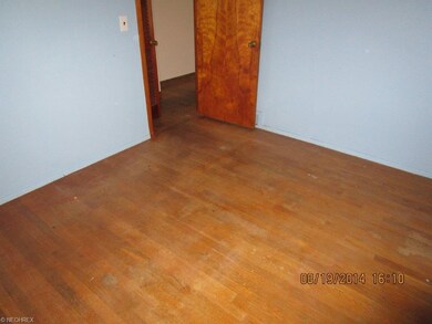 262 Gayle Dr, Sheffield Lake, OH 44054 - photo 4