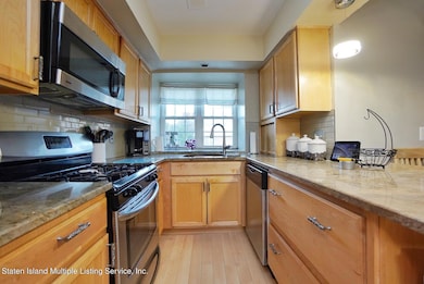 85 Elmwood Park Dr unit 43, Staten Island, NY 10314 - photo 2