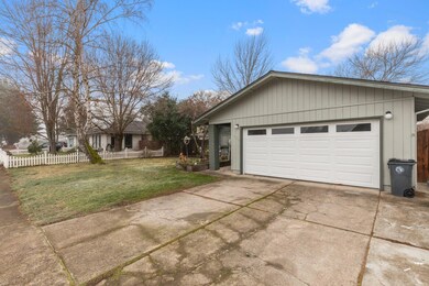 1050 Edwina Ave, Central Point, OR 97502 - photo 2