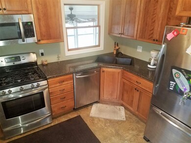 1121 Parker St, Cedar Falls, IA 50613 - photo 3