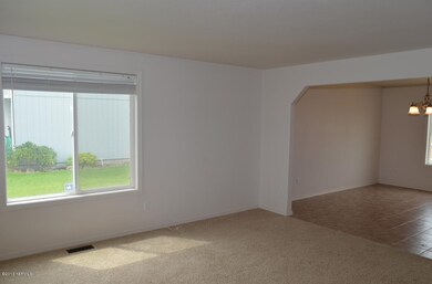 112 S Centennial St, Moxee, WA 98936 - photo 4