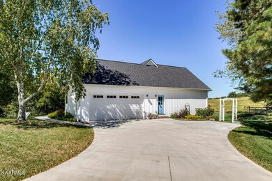 02_AmohiWay_179_GarageSide