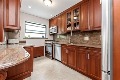 218-02 73rd Ave unit Upper, Oakland Gardens, NY 11364 - photo 4