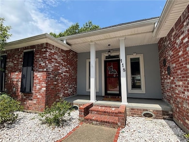 Shady Yard, 2 Car- Garage