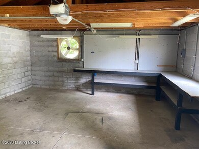 9226 Pagoda Dr, Louisville, KY 40229 - photo 4