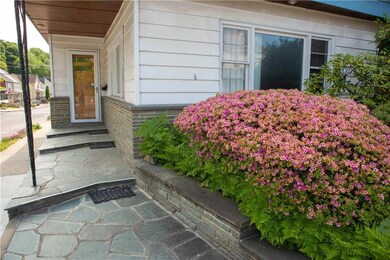Beautiful gardens welcome you in...