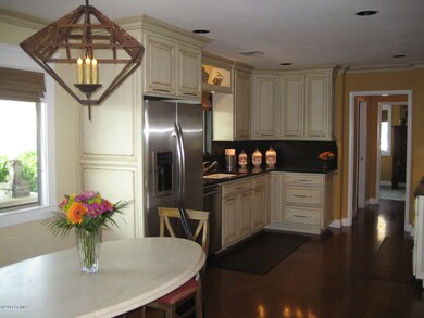 Kitchen & Eating Area