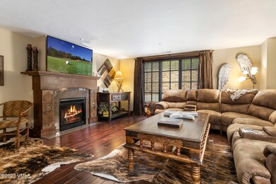 38390 US6-042-038-Living Room-MLS_Size