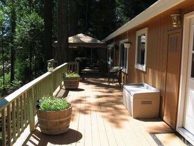 Spacious Back Deck!